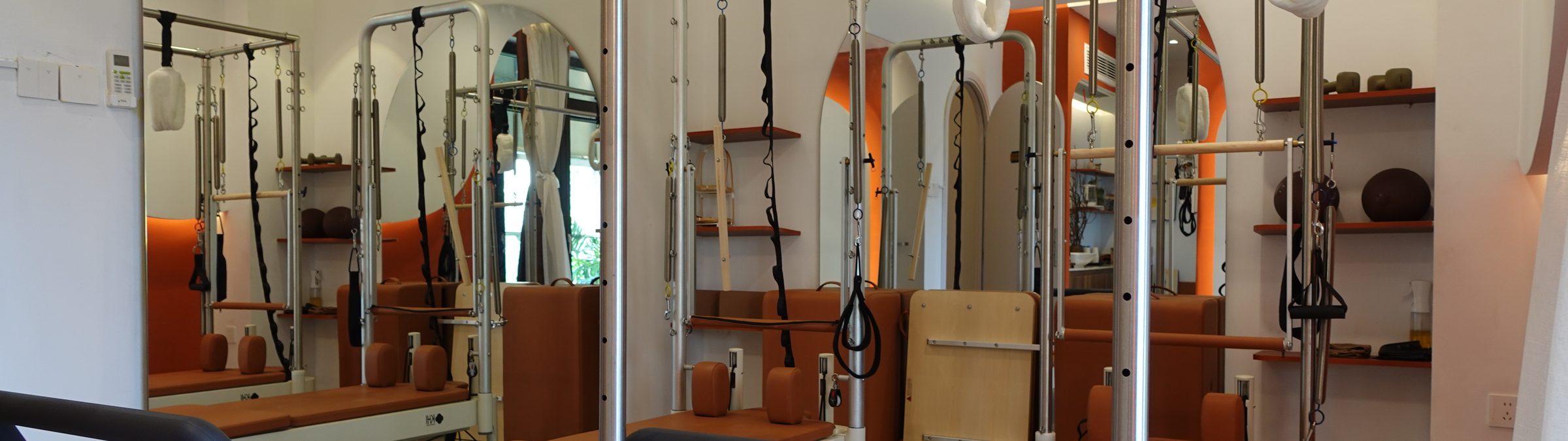 Phòng tập với đầy đủ thiết bị Pilates